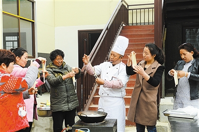 月  日,来自平顶山技师学院的烹饪教师在培训现场向当地群众介绍面点