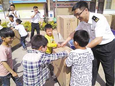 宁波北仑海关到梁洼五小慰问