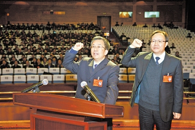 市委书记周斌(右)向新当选的市长张雷明(左)表示祝贺.