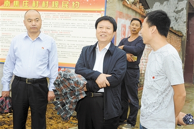 市委书记胡荃(中)在鲁山县张官营镇韭菜里村调研指导脱贫攻坚工作.